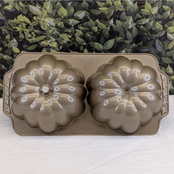 Nordic Ware Great Pumpkin Pan - Picture 3 of 11